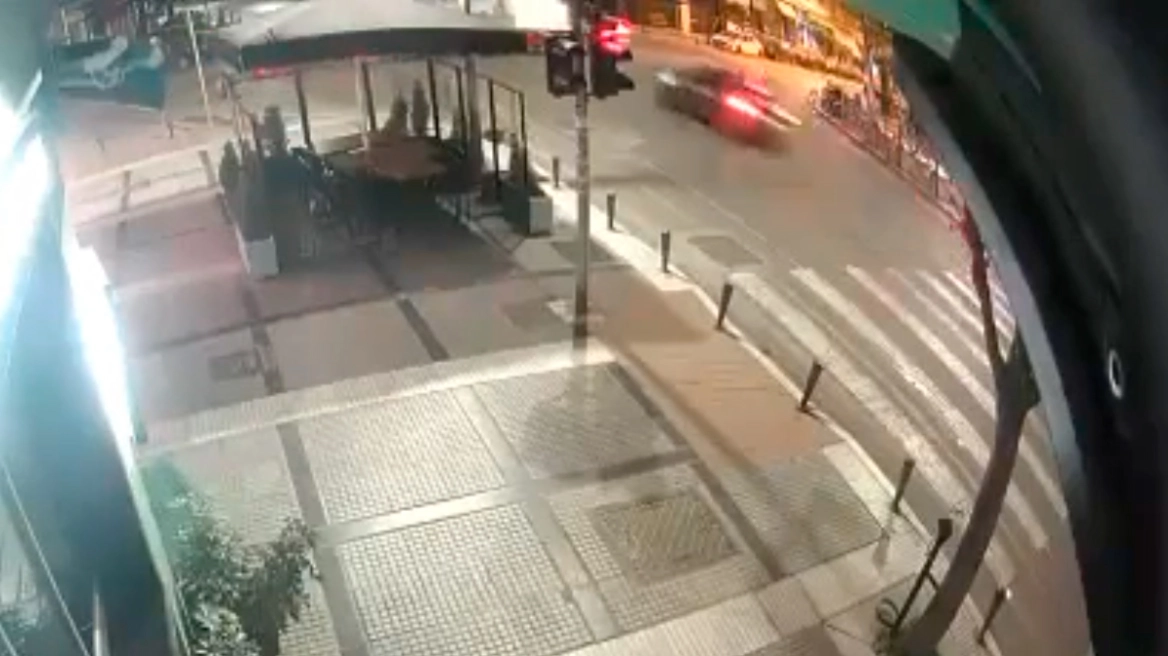 Η στιγμή που αυτοκίνητο έπεσε σε αγροτικό – Η οδηγός του δεν είχε δίπλωμα και ήταν μεθυσμένη