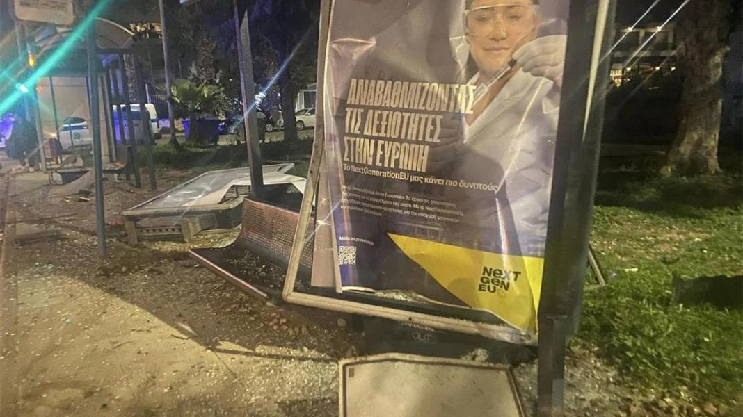 Σοβαρό τροχαίο στην παραλιακή – Αυτοκίνητο έπεσε σε βράχο και μετά διέλυσε στάση λεωφορείου