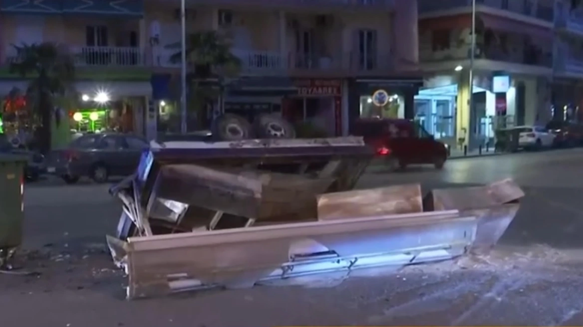 Αυτοκίνητο συγκρούστηκε με αγροτικό – Το ΙΧ πέρασε με κόκκινο, λέει ο οδηγός του