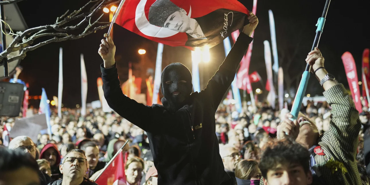 Καζάνι που βράζει η Τουρκία: Συλλήψεις πολιτών και δημοσιογράφων στις διαδηλώσεις -«Πυρά» Οζέλ κατά Ερντογάν