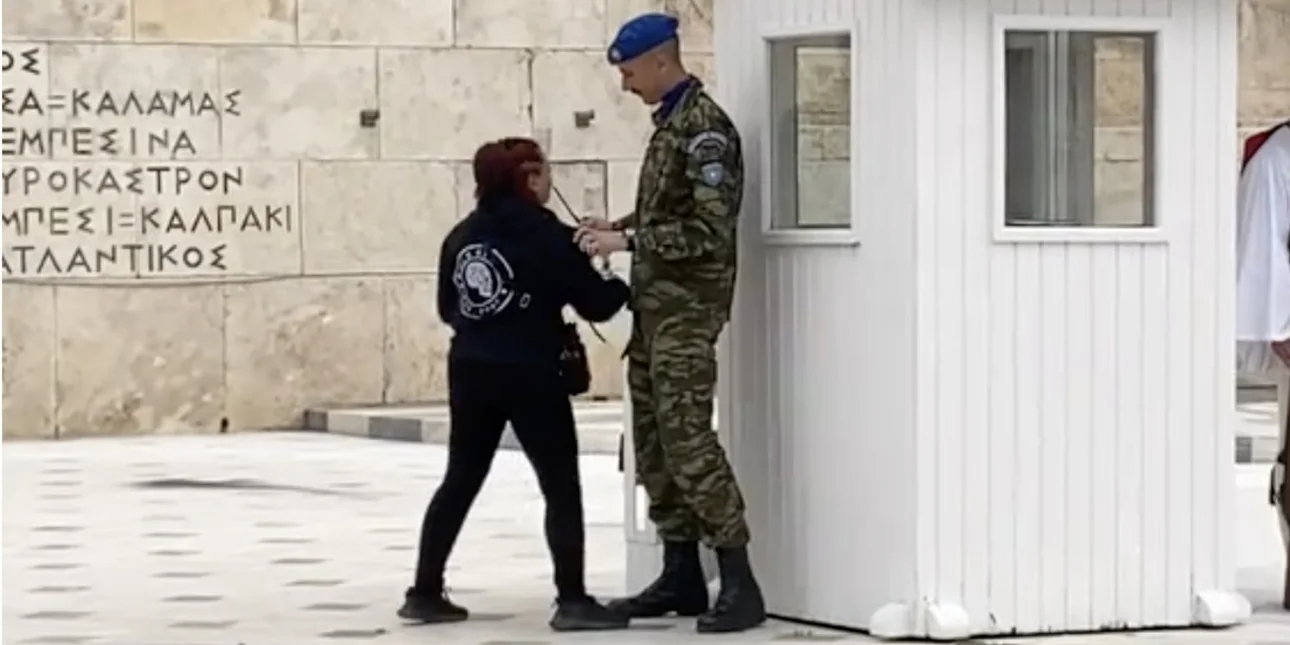 Υπάλληλος της Βουλής επιχείρησε να γράψει υβριστικά συνθήματα στο Μνημείο του Άγνωστου Στρατιώτη και συνελήφθη