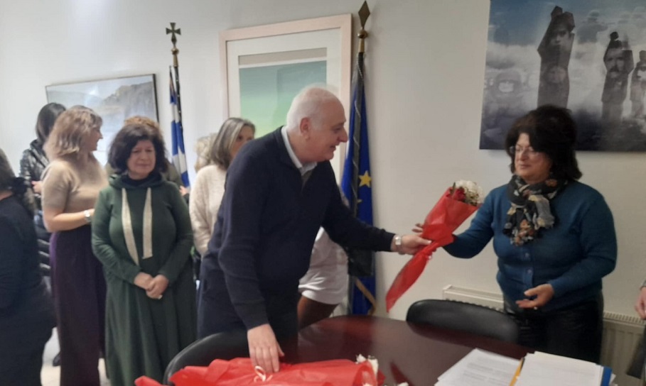 Ο Δήμαρχος Βιάννου μοίρασε λουλούδια στις εργαζόμενες του Δήμου με αφορμή την Παγκόσμια Ημέρα της Γυναίκας