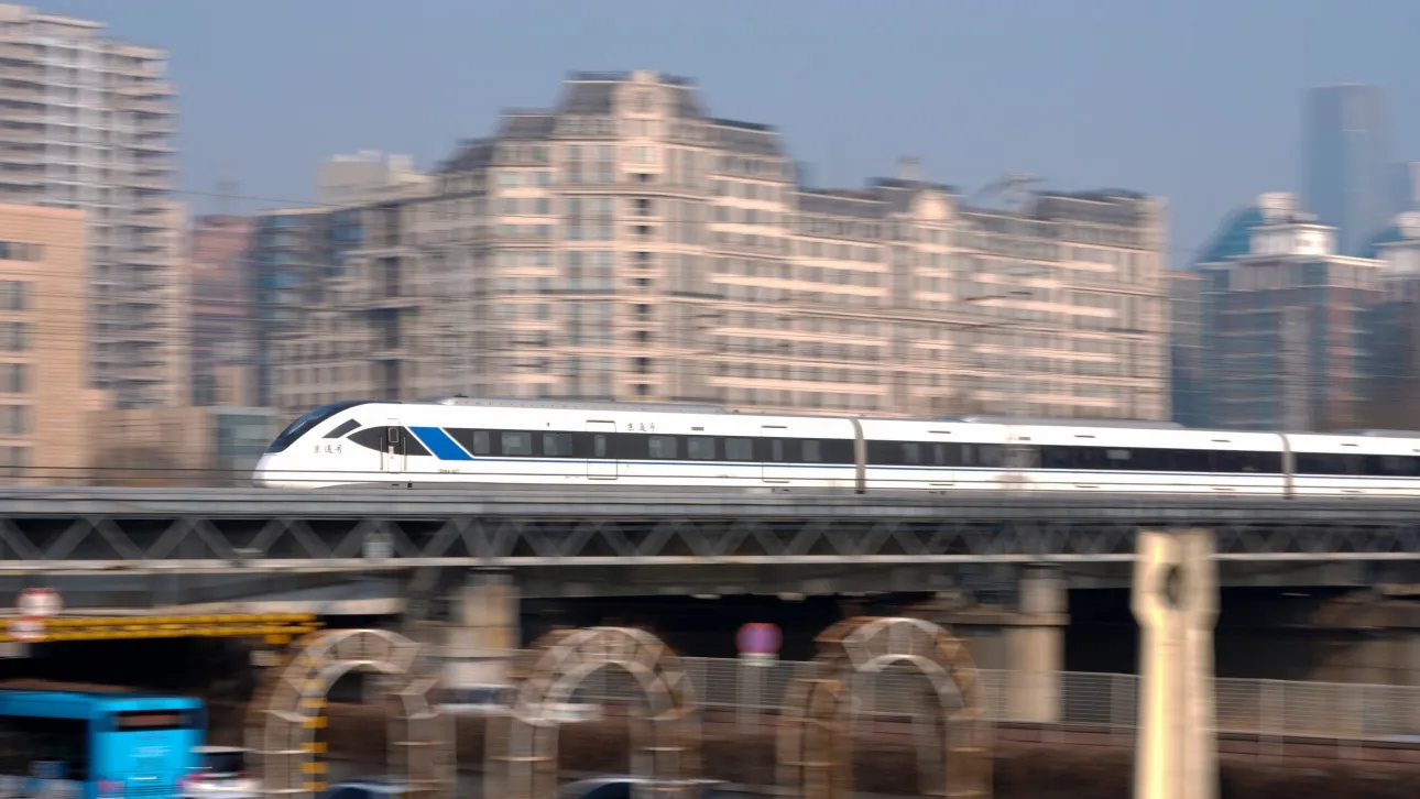 «Γκάζι» στην πράσινη μετάβαση των τρένων της Κίνας – Απέκτησε 10 μηχανές με μπαταρίες 1000 κιλοβάτ