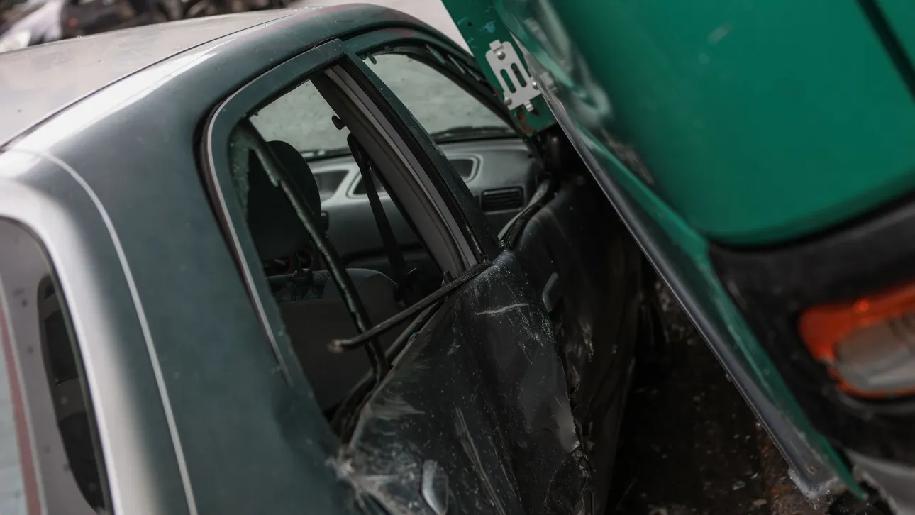 Οδηγός πάτησε γκάζι αντί να κάνει όπισθεν – Παρέσυρε τρία οχήματα