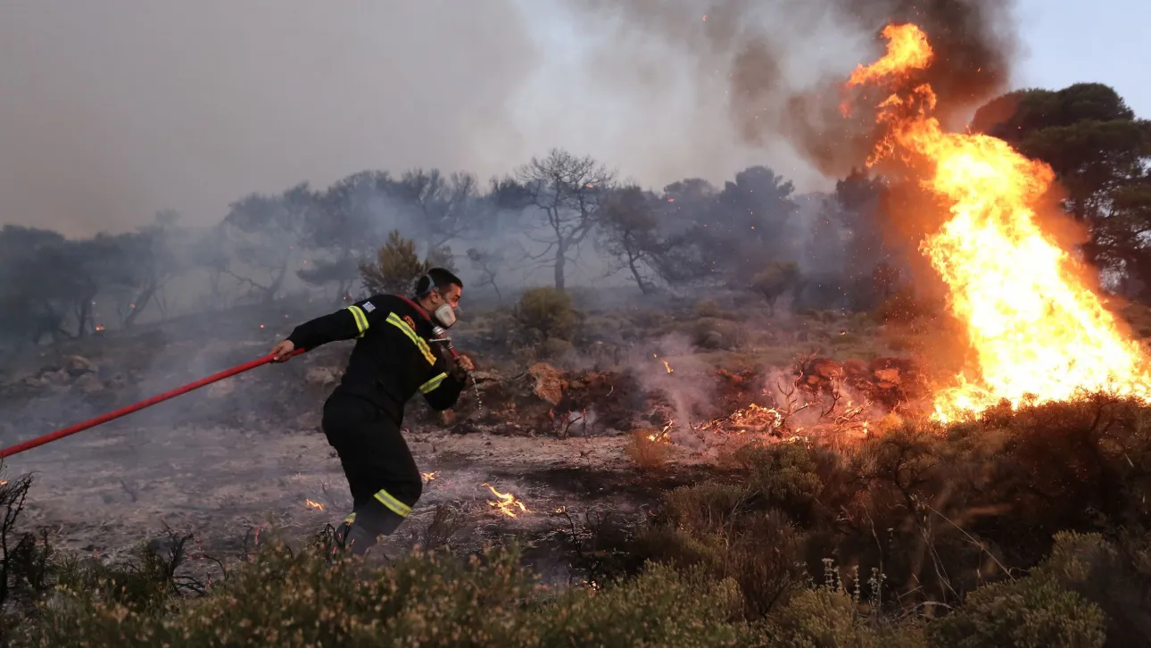 Συνεχίζεται η επιχείρηση κατάσβεσης της πυρκαγιάς στην Κερατέα – Καίει σε διάσπαρτες εστίες