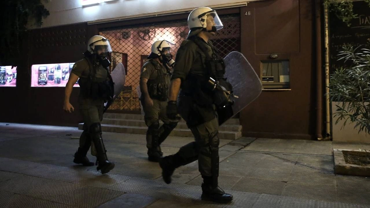 Εξάρχεια: Βροχή μολότοφ κατά αστυνομικών – Καμμένα αυτοκίνητα και κάδοι και 72 προσαγωγές