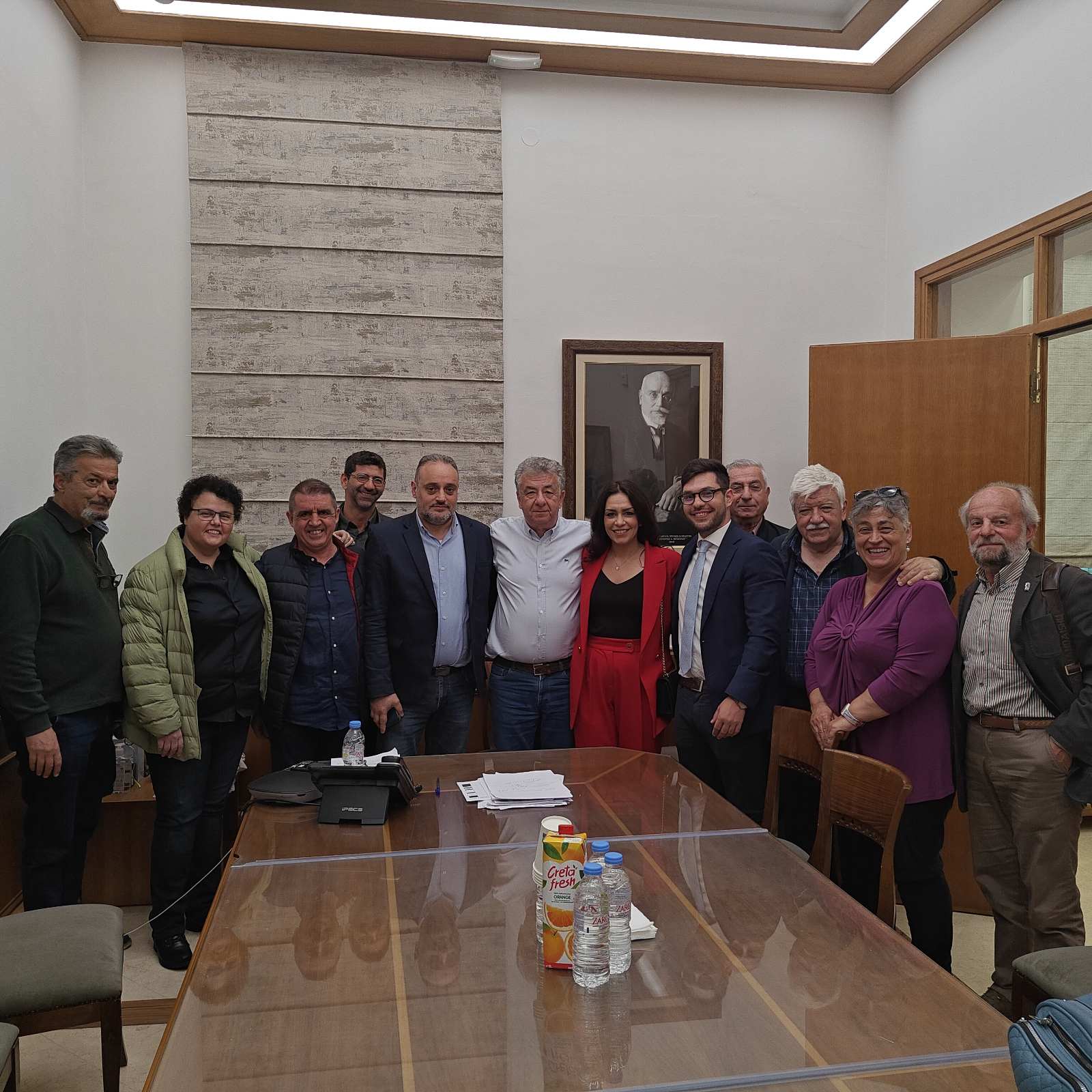 Συνάντηση της αναπληρώτριας εκπροσώπου τύπου και αντιπροσωπείας του Κινήματος Δημοκρατίας με τον Περιφερειάρχη Κρήτης