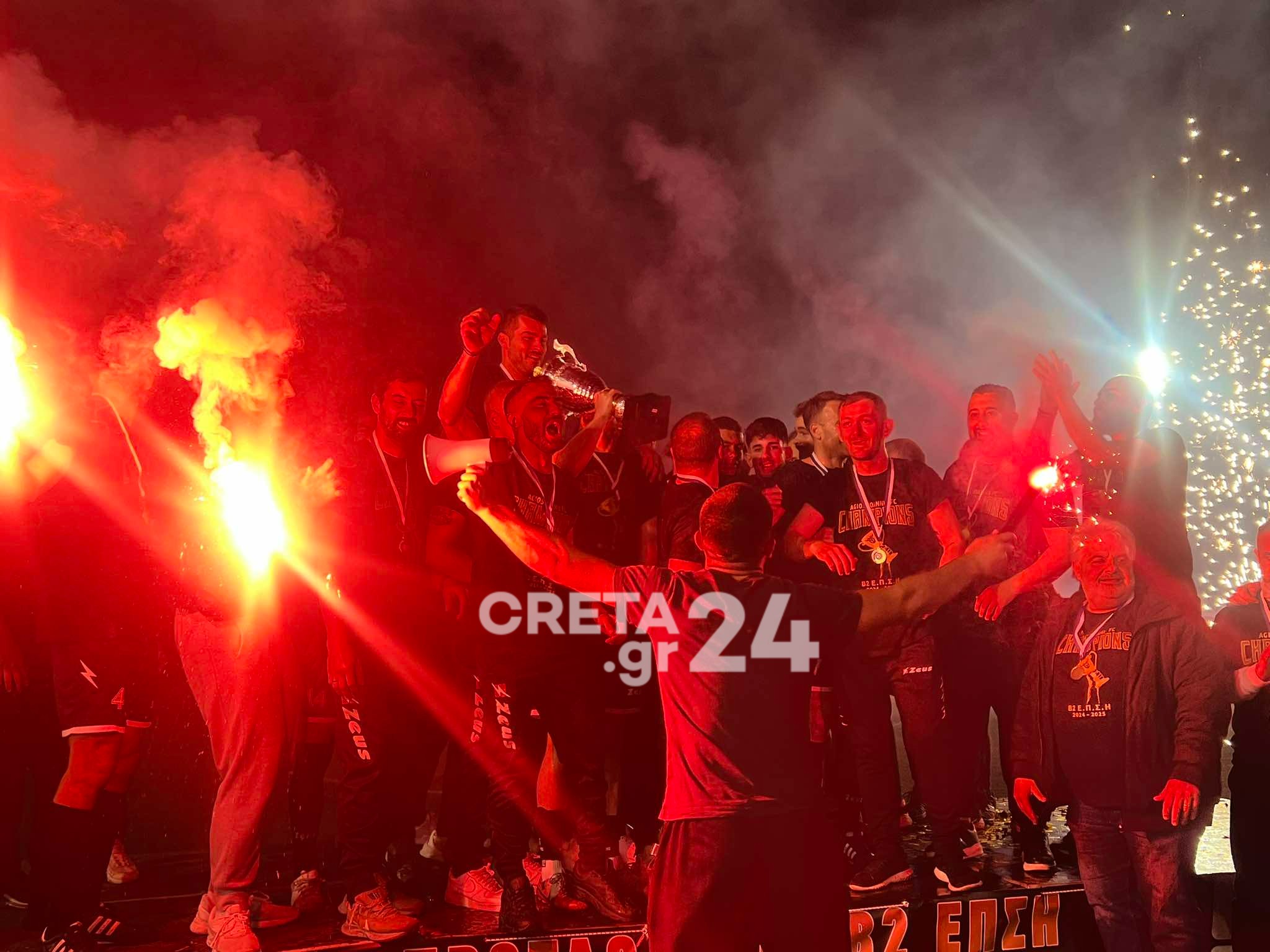 Στο… θρόνο του πρωταθλητή ο Άγιος Ιωάννης – Πυροτεχνήματα και καπνογόνα έκαναν τη νύχτα… μέρα!