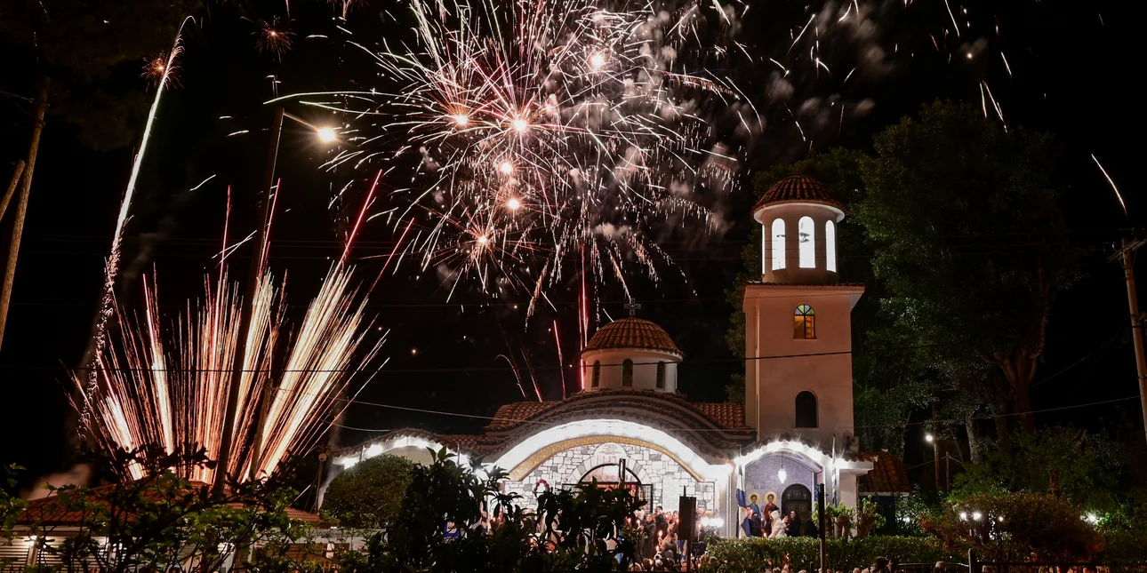 Με κατάνυξη και λαμπρότητα γιορτάστηκε η Ανάσταση σε όλη τη χώρα