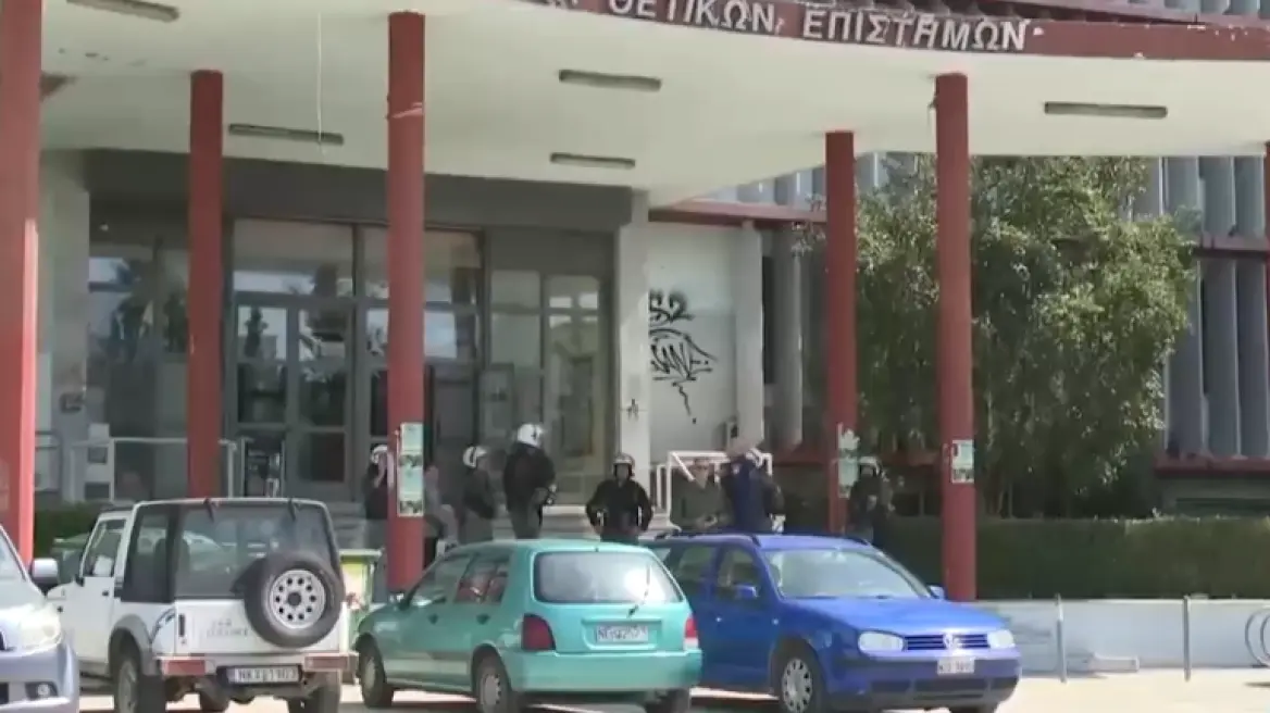 Αντιεξουσιαστές προσπάθησαν ξανά να μπουν στο Φυσικό στο ΑΠΘ – Τους εμπόδισαν οι αστυνομικοί