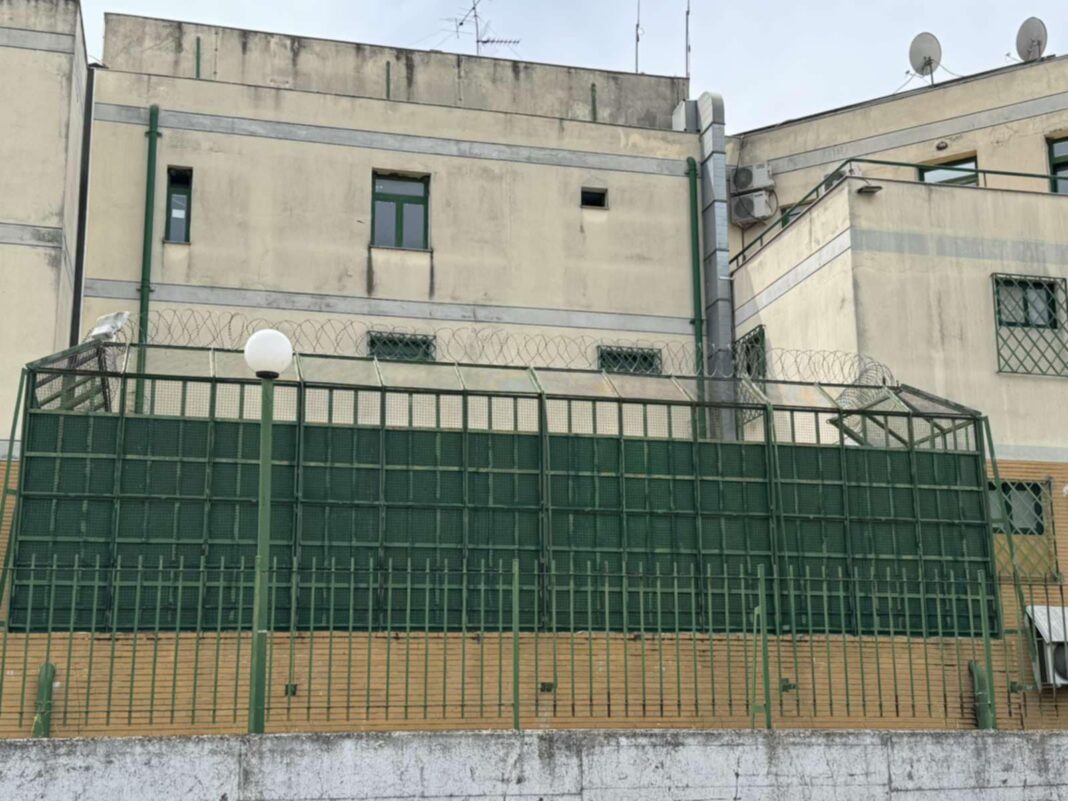 Άφαντοι οι δύο νεαροί δραπέτες – Πήδηξαν από μάντρα 5 μέτρων – Στο αυτόφωρο δύο αστυνομικοί