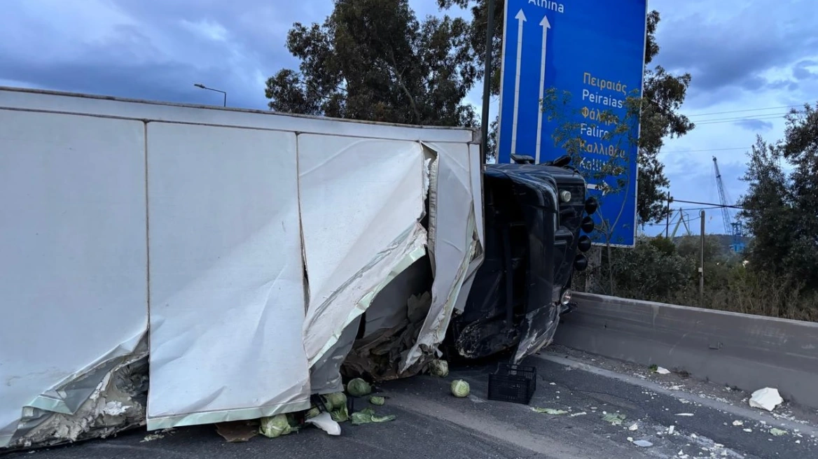 Τροχαίο με ανατροπή νταλίκας