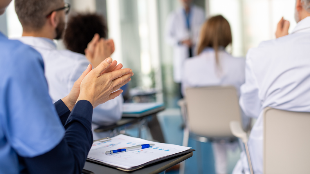 Brain drain: Ποιες χώρες προτιμούν οι Έλληνες γιατροί – Πόσοι έχουν φύγει την τελευταία δεκαετία