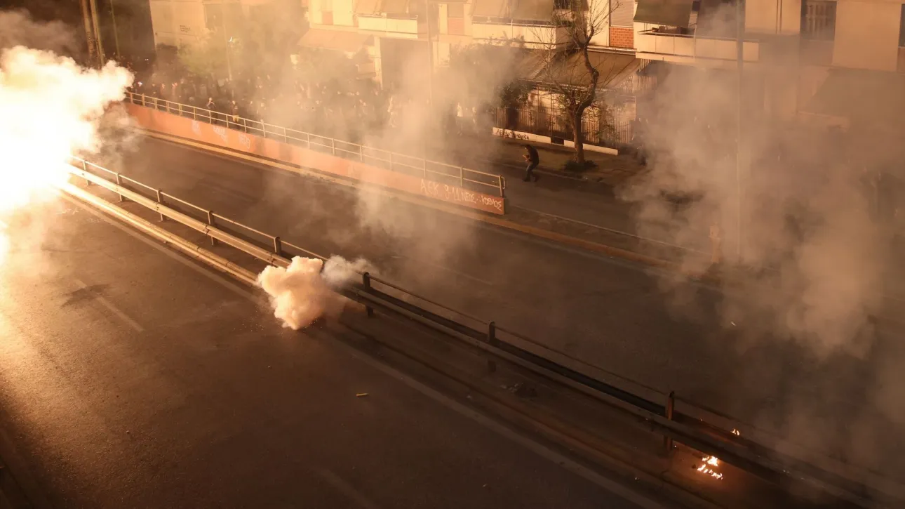 Αναβίωσε και φέτος το «έθιμο» των μολότοφ στην Ανάσταση στο Νέο Κόσμο