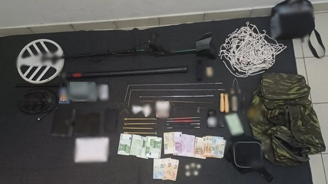Χειροπέδες σε τέσσερα άτομα που έψαχναν για αρχαία
