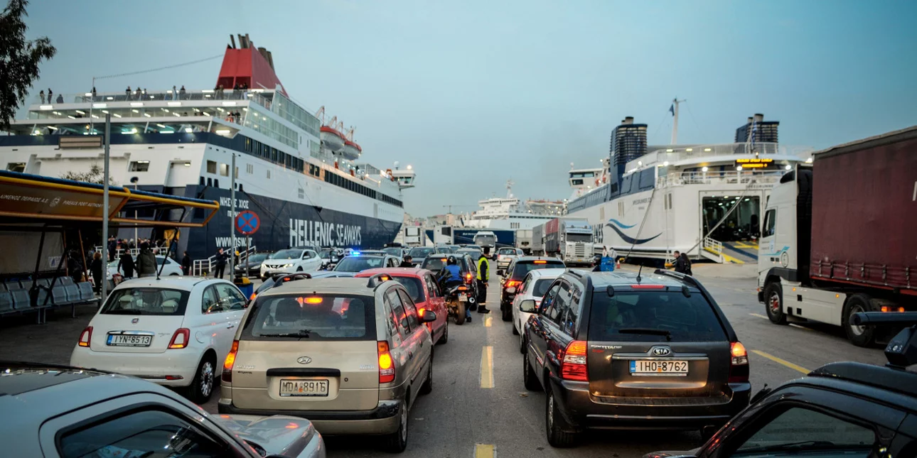 Πάσχα | Κορυφώνεται η έξοδος των εκδρομέων – Με μεγάλη πληρότητα φεύγουν τα πλοία από τον Πειραιά