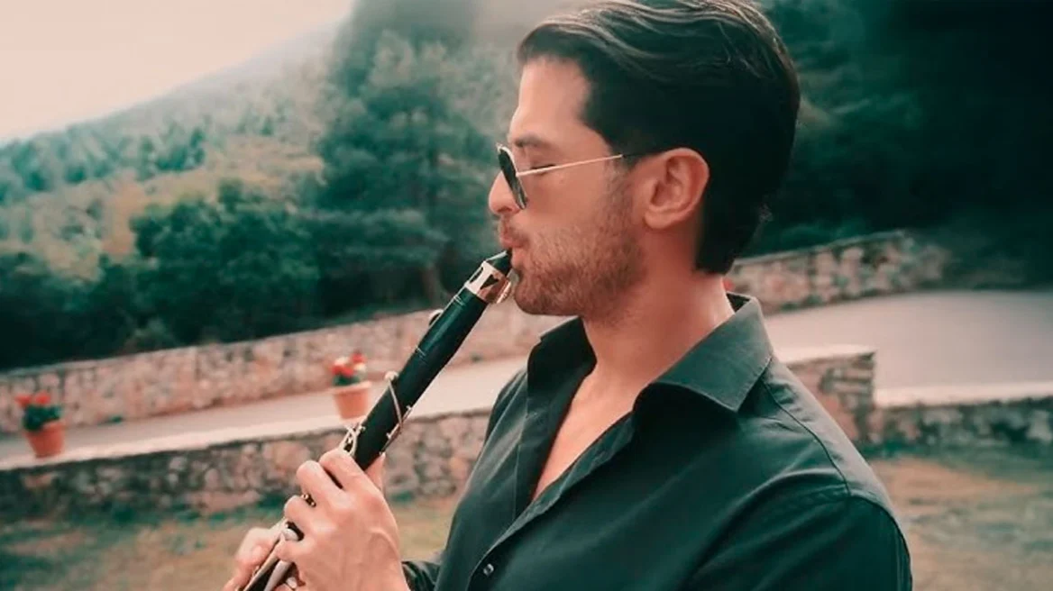 Παρουσιάστηκε στην αστυνομία ο άνδρας που έδωσε την κροτίδα στον Άρη Μουγκοπέτρο – «Τη βρήκα κάτω, δεν ήξερα τι είναι»