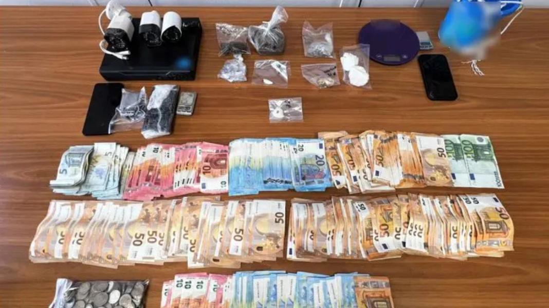 Ναρκέμπορος δεχόταν πελάτες στη μεζονέτα του και τους κατέβαζε με κουβά «βραστή» κοκαΐνη – Πέντε συλλήψεις από την ΕΛΑΣ