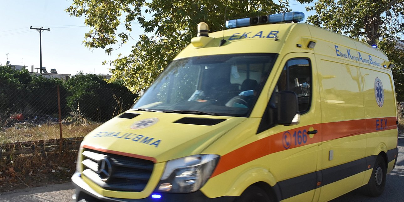 Σύγκρουση αυτοκινήτου με μηχανάκι, τραυματίας διανομέας