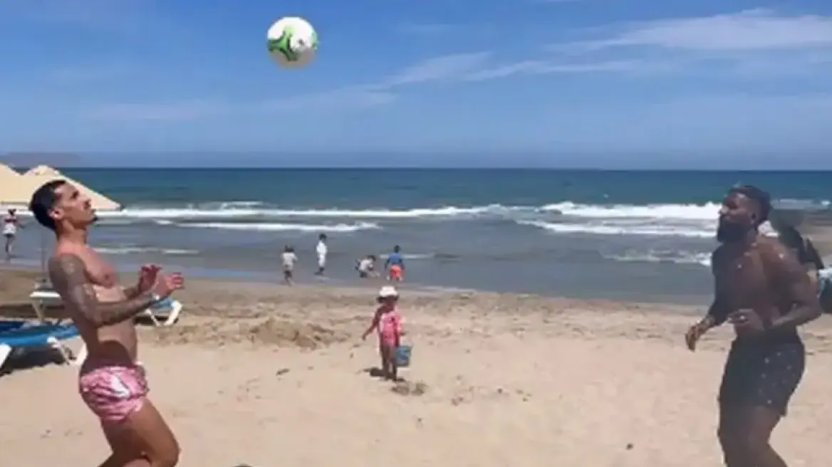 Διακοπές με μπαλίτσα σε παραλία της Κρήτης για Ροντινέι και Τσικίνιο