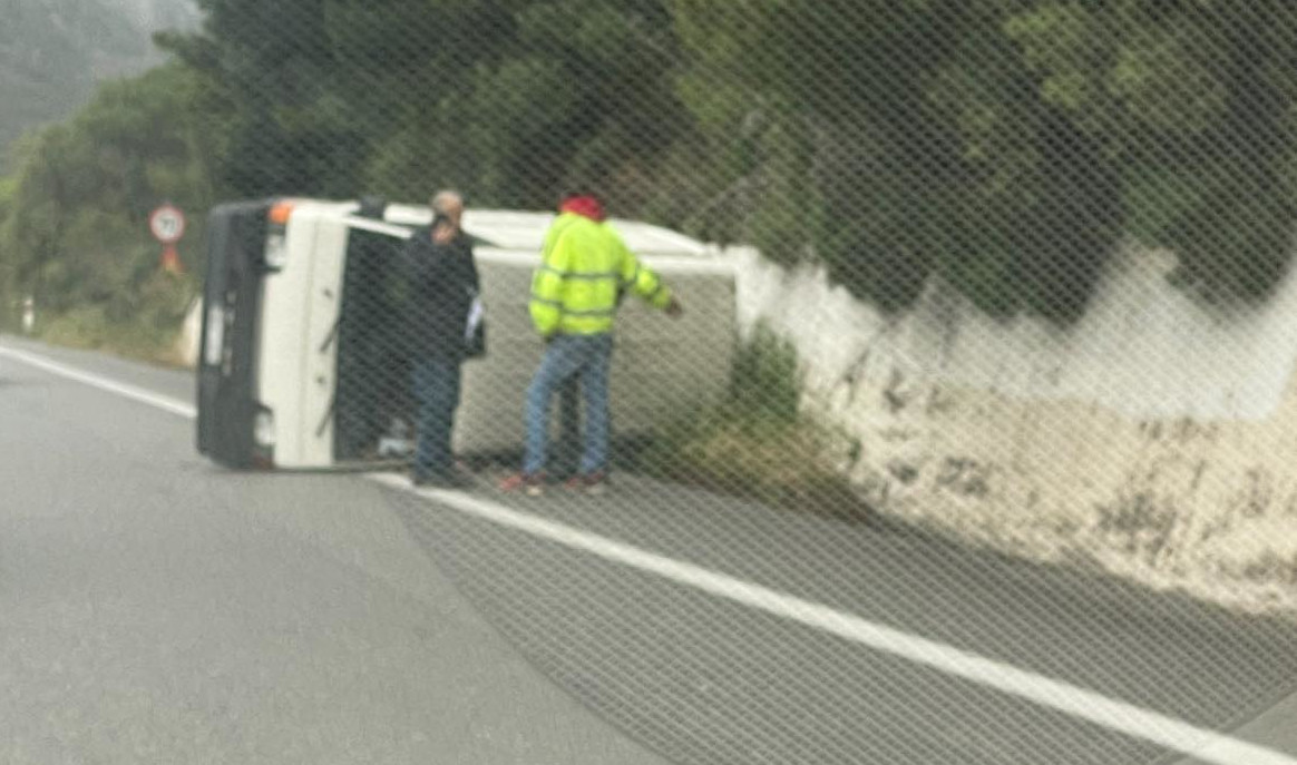 Κρήτη: Τροχαίο στην εθνική – Ντελαπάρισε κλούβα