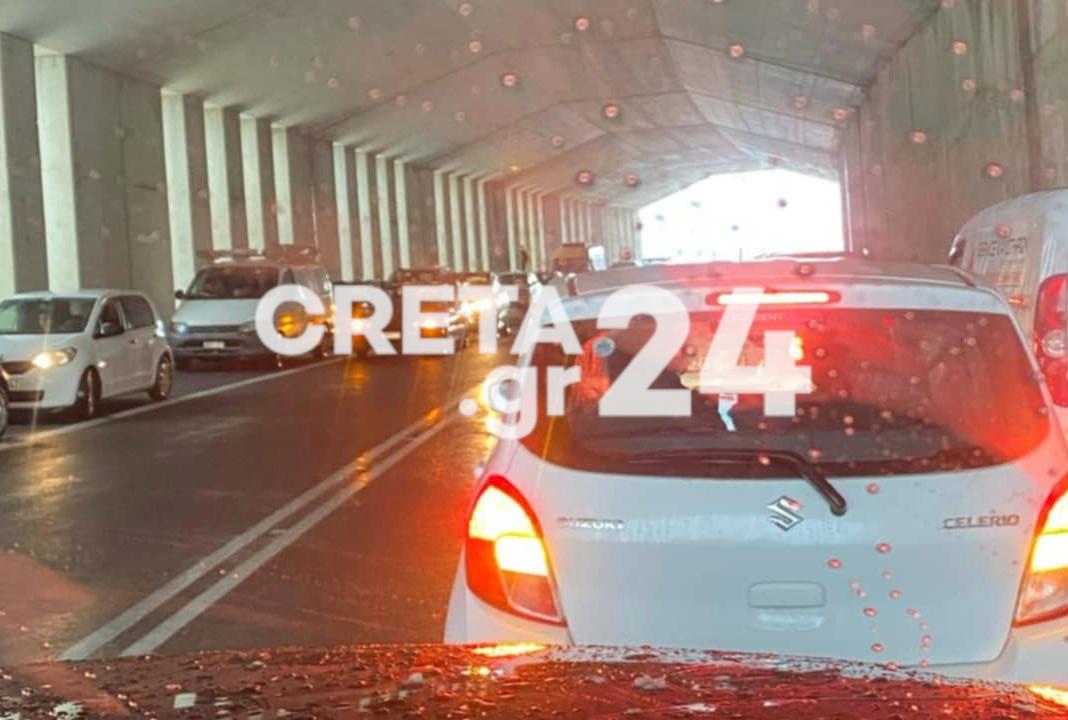 Ηράκλειο: Ακινητοποιημένα αυτοκίνητα σε τούνελ λόγω σφοδρής χαλαζόπτωσης – Βίντεο και εικόνες