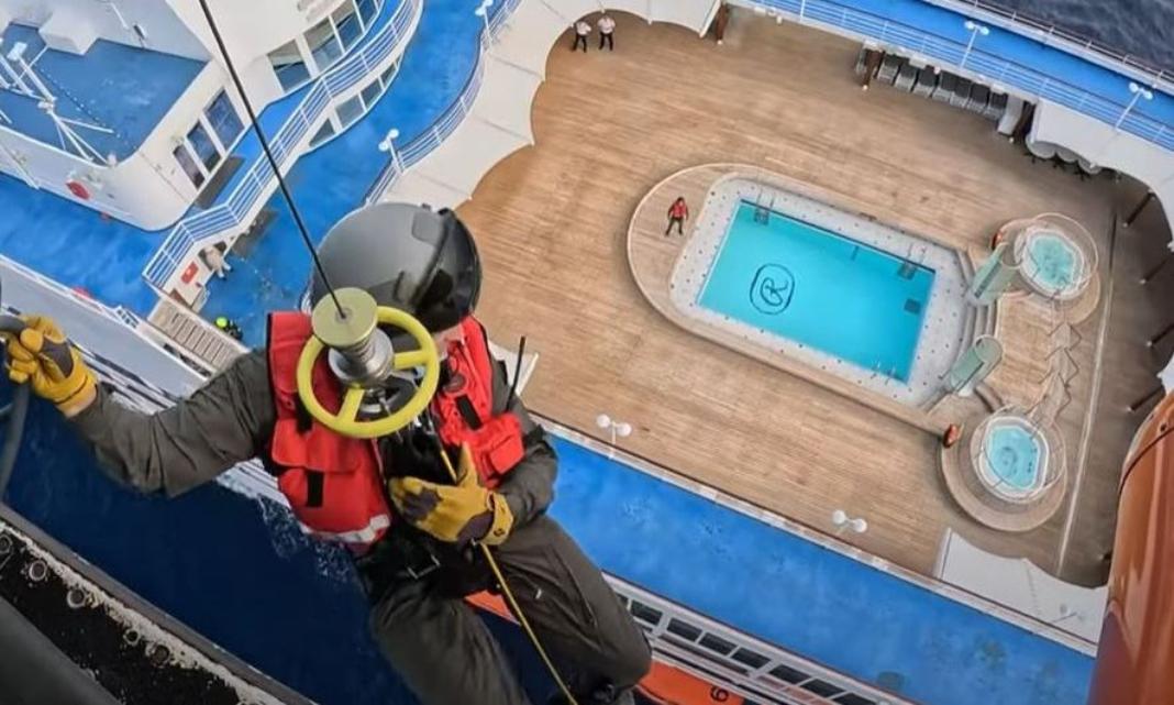 Ελικόπτερο Super Puma επενέβη για τη διακομιδή επιβάτη κρουαζιερόπλοιου – Δείτε το βίντεο