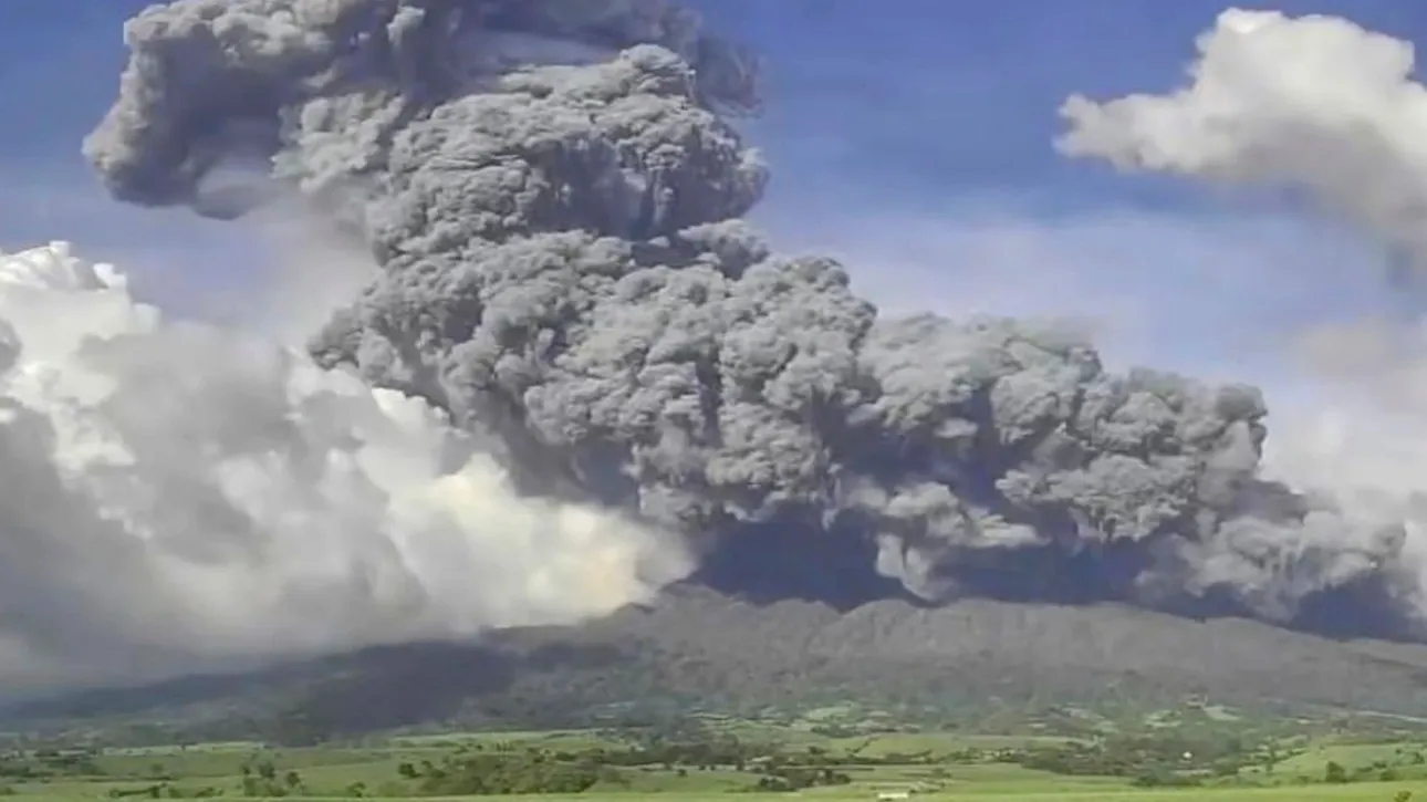 «Ξύπνησε» το ηφαίστειο Κανλάον στις Φιλιππίνες – Αναβλύζει τέφρα και λάβα