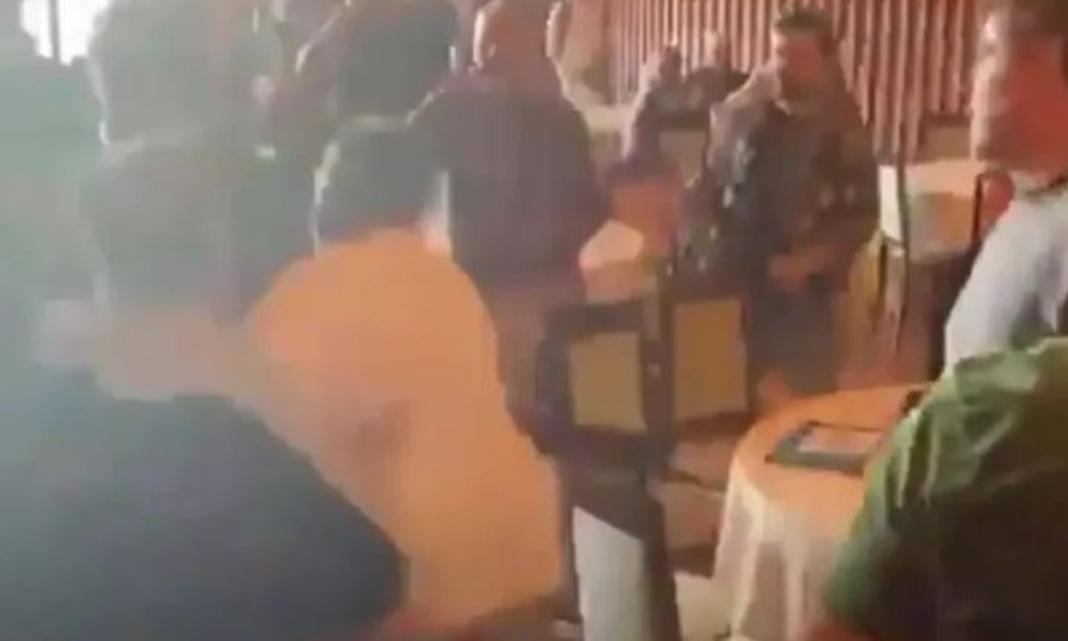 Πιάστηκαν στα χέρια σε συνέδριο – Μεγάλη ένταση, βρισιές και σπρωξίματα