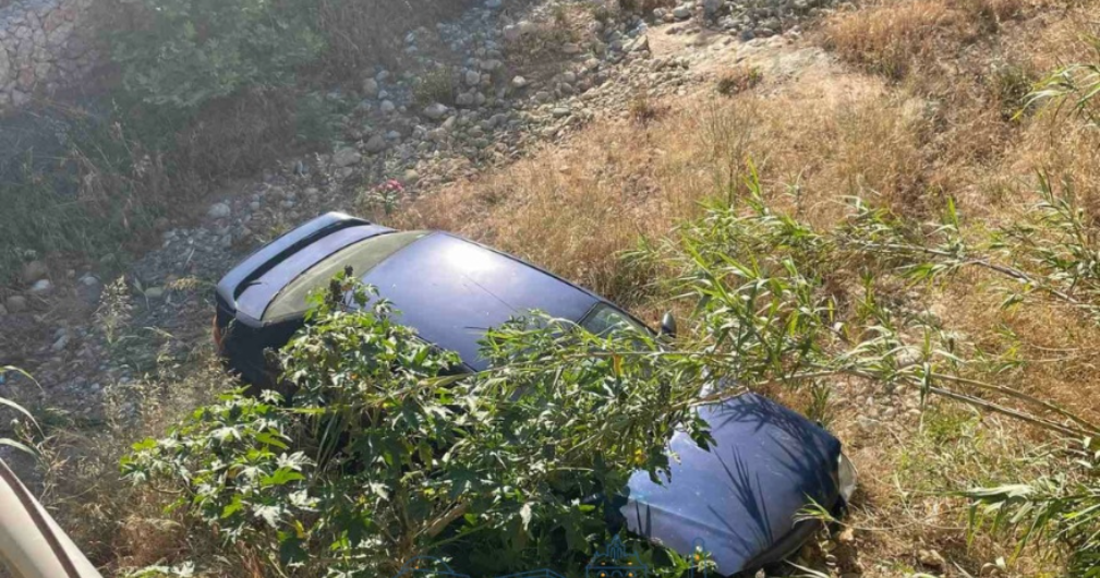 Κρήτη: Απίστευτο τροχαίο – Αυτοκίνητο έπεσε από γέφυρα και ο οδηγός βγήκε σώος (εικόνα)