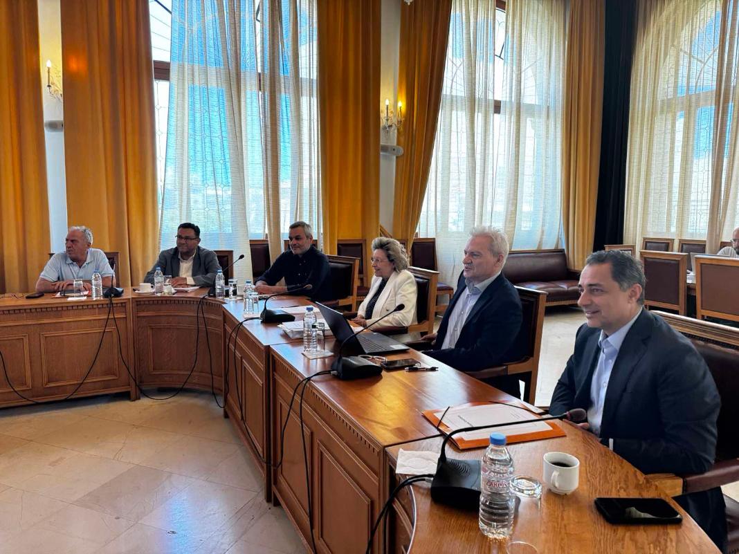 Σε εξέλιξη στη Λότζια η συνάντηση Καλοκαιρινού με βουλευτές για τον ΒΟΑΚ