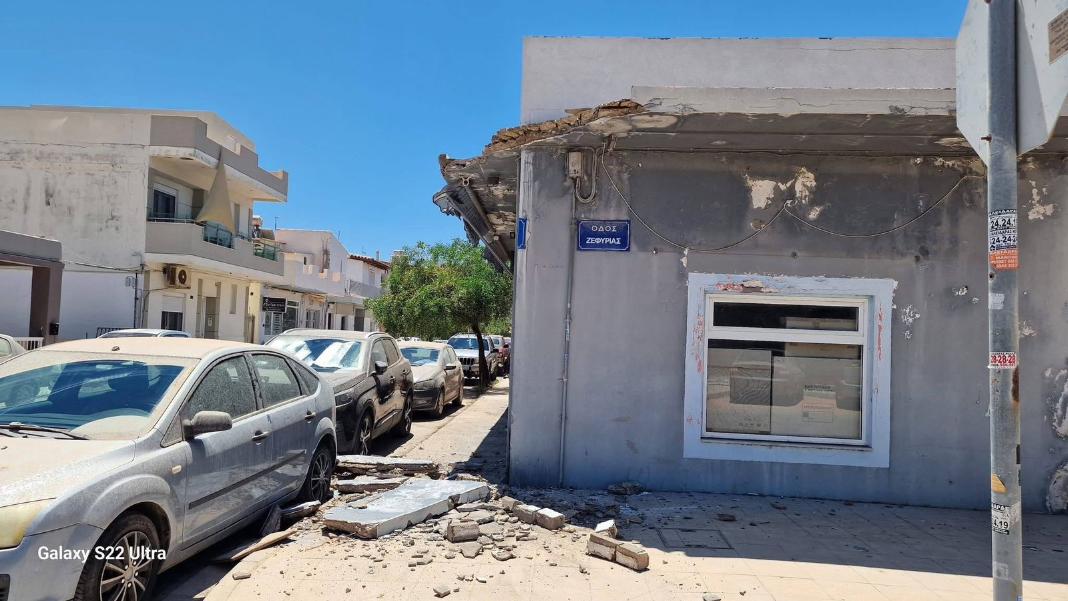 Ηράκλειο: Κατέρρευσε τμήμα ταράτσας – Εικόνες