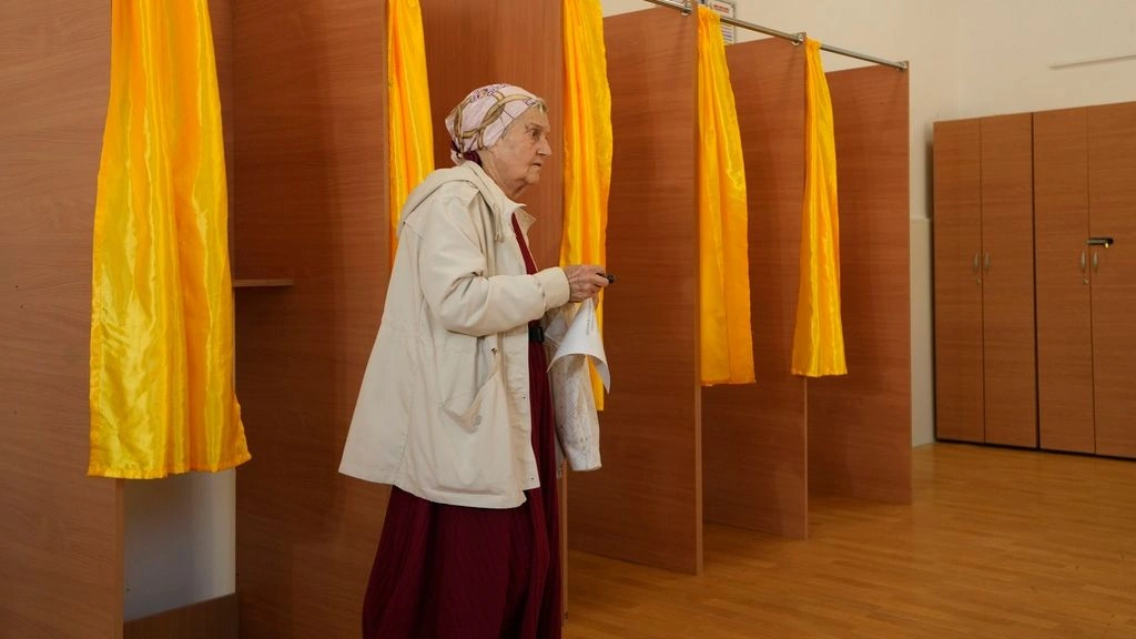 Στις κάλπες σήμερα οι Ρουμάνοι – Πέντε μήνες μετά την ακύρωση των προεδρικών εκλογών λόγω παρατυπιών
