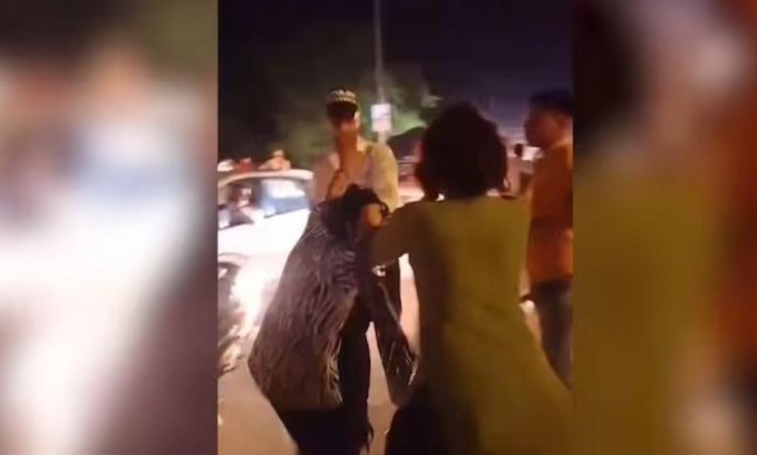 Ινδία: Άγριο ξύλο στη μέση του δρόμου – Παράνομο ζευγάρι χτύπησε τη σύζυγο που τους έπιασε