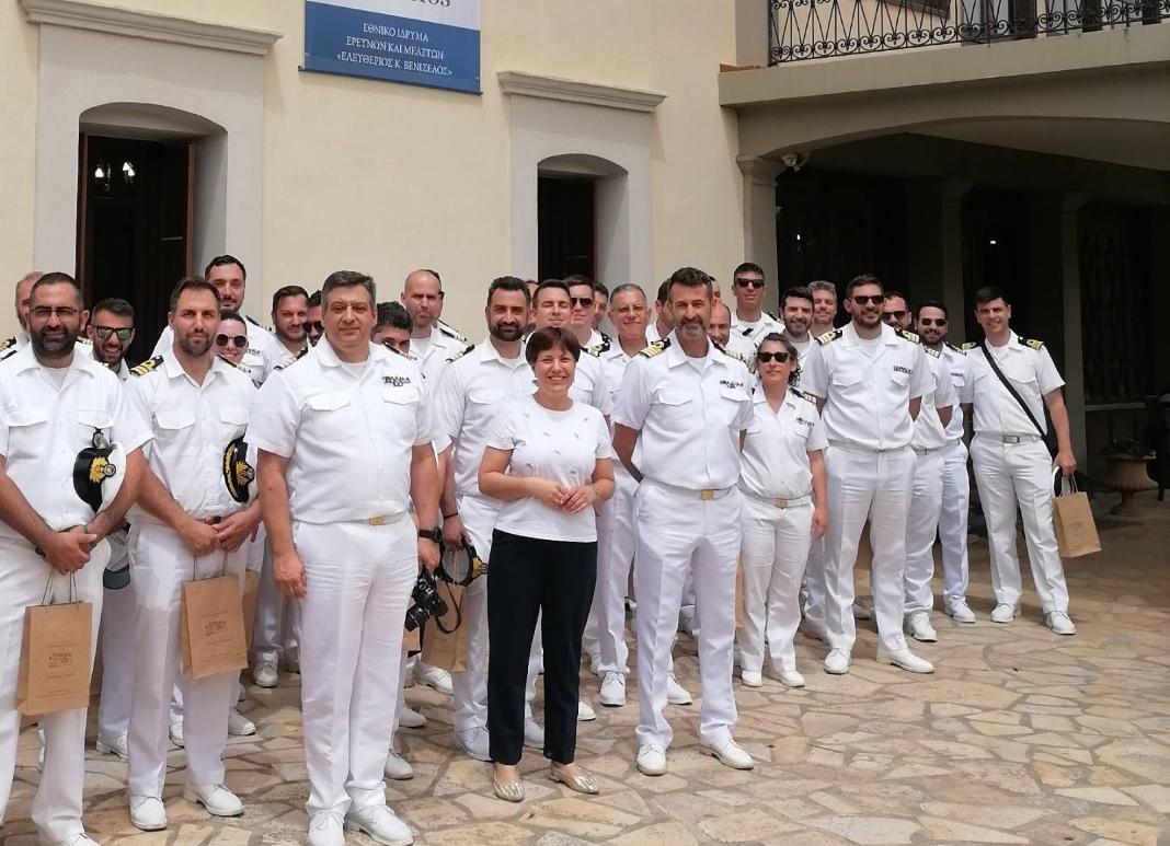 Επίσκεψη σπουδαστών της Σχολής Πολέμου του Πολεμικού Ναυτικού στην οικία του Ελευθερίου Βενιζέλου