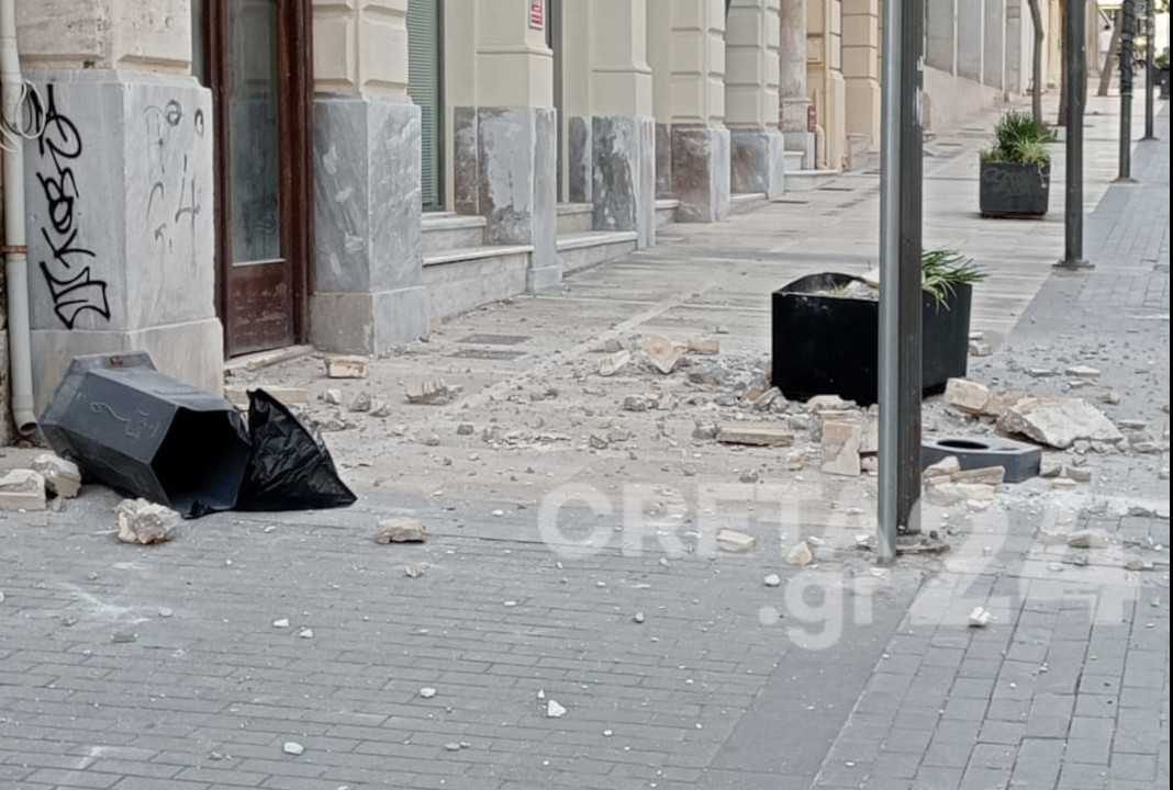 Ηράκλειο: Κατέρρευσαν τμήματα κτιρίου στην 25ης Αυγούστου – Αποκλείστηκε το σημείο