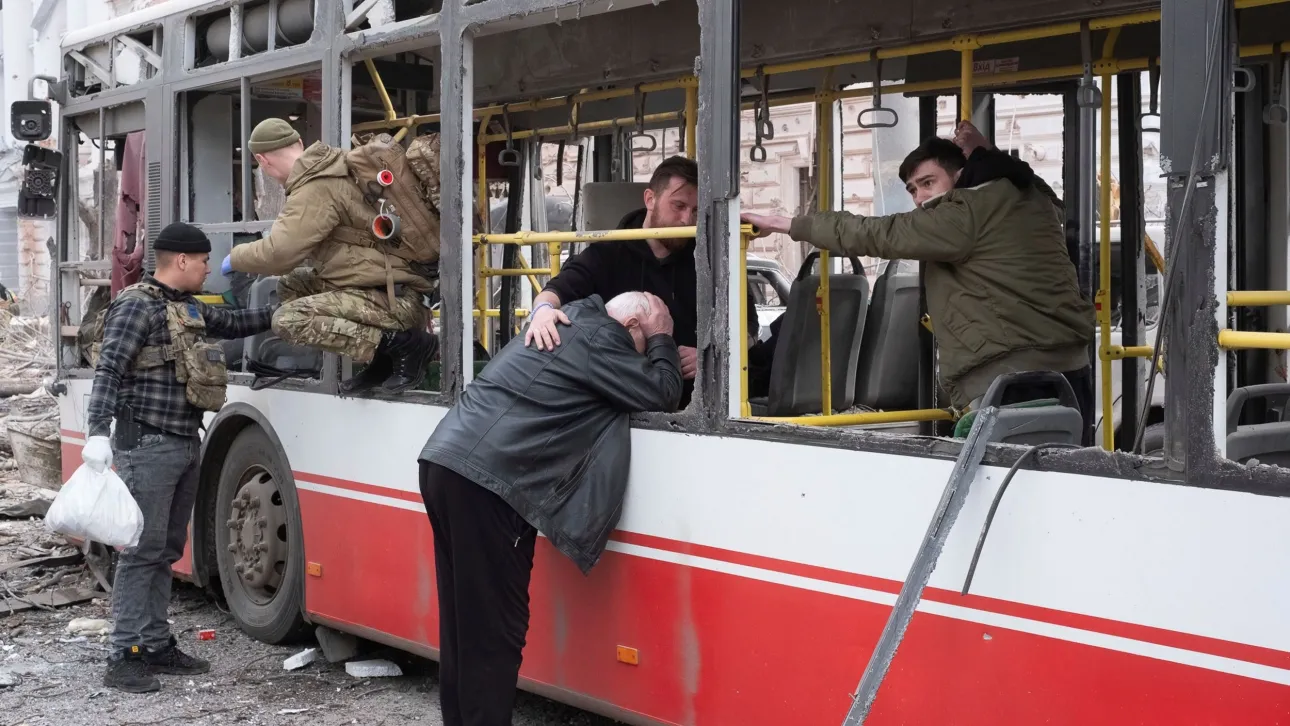 Νέα ρωσική επίθεση στην Ουκρανία μετά τις συνομιλίες: Επλήγη λεωφορείο στο Σούμι – Εννέα νεκροί