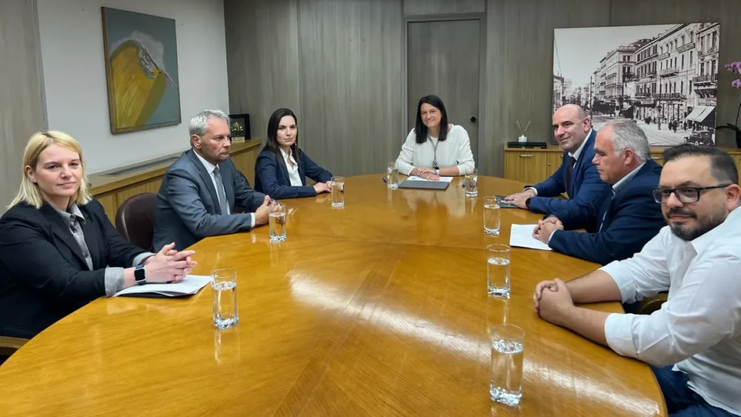 Συνάντηση Κεραμέως – Κεφαλογιάννη με ΠΟΕΕΤ: Πώς θα καλυφθούν τα κενά σε Tουρισμό και Εστίαση