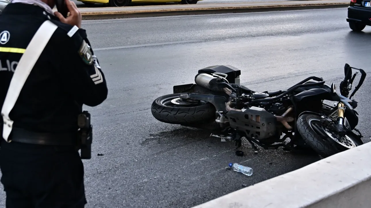 Μηχανή «καρφώθηκε» σε λεωφορείο – Στο νοσοκομείο ο μοτοσικλετιστής