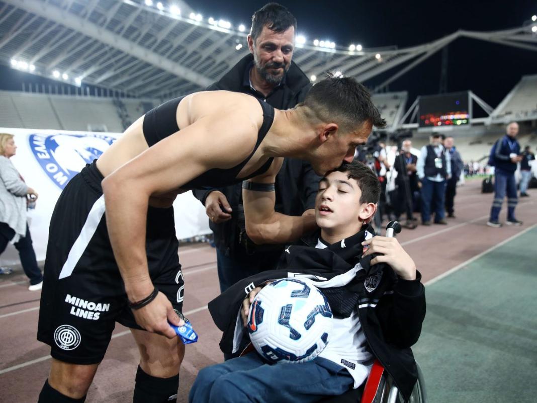 Όμορφη στιγμή: Ο Λαμπρόπουλος φίλησε τον Γιάννη Παπαστεφανάκη μετά το φινάλε του τελικού