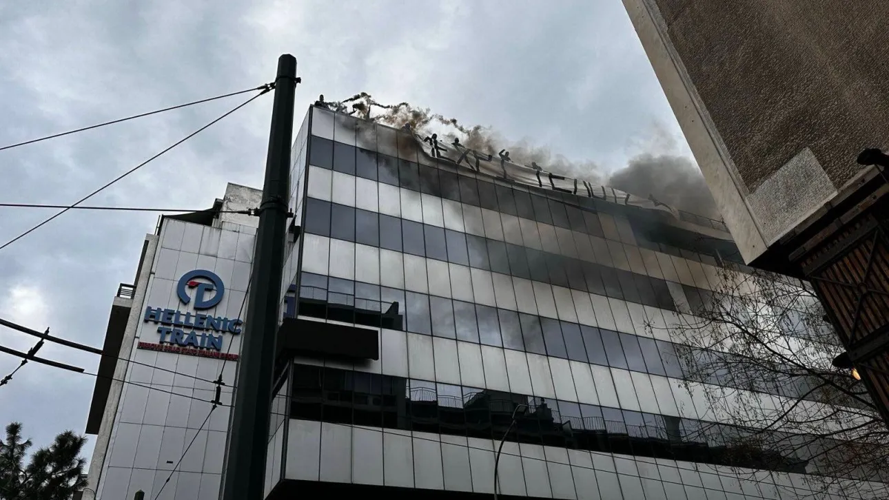 Ποινή έξι μηνών με αναστολή σε 18 μέλη του Ρουβίκωνα – Αθώοι οι 25 για το πανό στην Hellenic Train