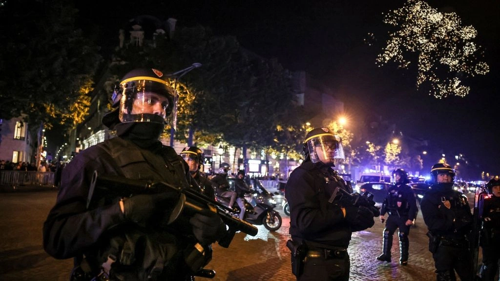 Αυτοκίνητο έπεσε σε πλήθος φιλάθλων στο Παρίσι: Ένας σοβαρά τραυματίας – Σοκαριστικό βίντεο