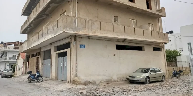 Πανικός σε περιοχή του Ηρακλείου – Πτώση δέντρου και μπαλκονιού από τους ισχυρούς ανέμους (εικόνες & βίντεο)