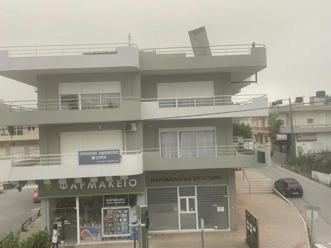 Παραλίγο μια ακόμη τραγωδία στο Ηράκλειο – Πάνελ σε ταράτσα ένα βήμα πριν πέσει στα κεφάλια περαστικών