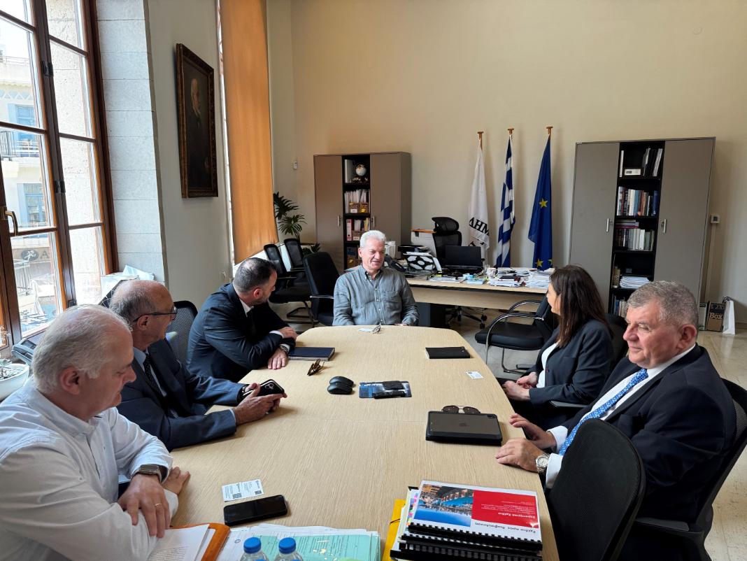 Συνάντηση του Δημάρχου Ηρακλείου Αλέξη Καλοκαιρινού με την Διευθύνουσα Σύμβουλο της Attica Bank Ελένη Βρεττού