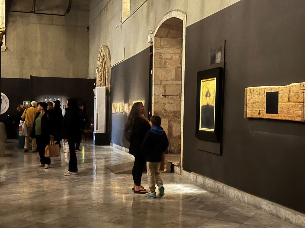 Περισσότεροι από 12.000 οι επισκέπτες της έκθεσης ζωγραφικής του Χρήστου Μποκόρου στη Βασιλική του Αγίου Μάρκου
