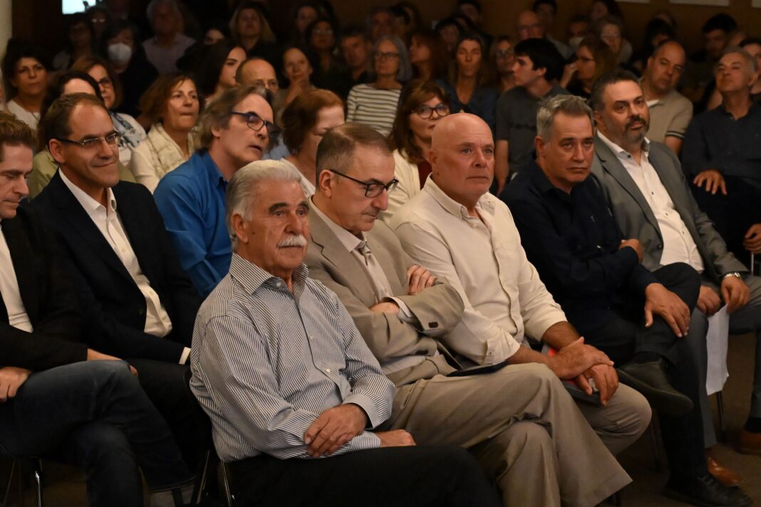 Συγκίνηση και χειροκροτήματα στο Μέγαρο Μουσικής στο αφιέρωμα στον Βασίλη Σκουλά