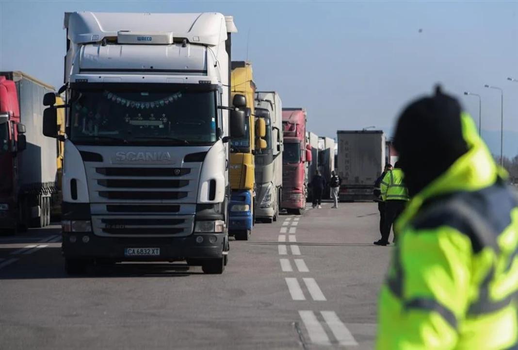 Το Πεκίνο προωθεί την ηλεκτροκίνηση στον τομέα των φορτηγών βαρέων μεταφορών