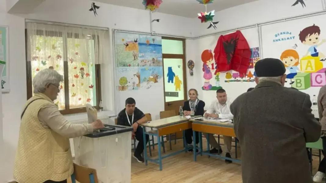 Εκλογές στην Αλβανία: Χαμηλή η συμμετοχή – Πλήθος καταγγελιών για εκλογικές παρατυπίες