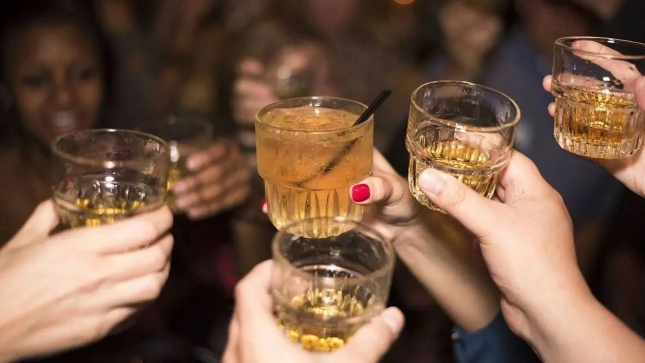 Χειροπέδες σε ιδιοκτήτη καταστήματος που σέρβιρε αλκοόλ σε ανηλίκους
